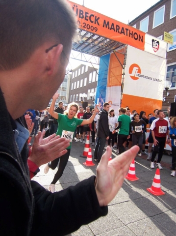 Mutti als neunter Läufer beim Start für die Wakenitz-Drachen-Staffel