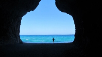 Heike vor Höhle bei Cala Luna